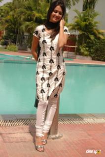 Kriti Kharbanda feet photo thumbnail