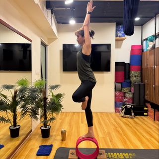 Kriti Kharbanda feet photo thumbnail