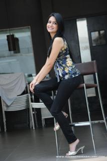Kriti Kharbanda feet photo thumbnail