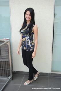 Kriti Kharbanda feet photo thumbnail