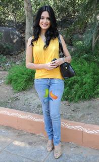 Kriti Kharbanda feet photo thumbnail