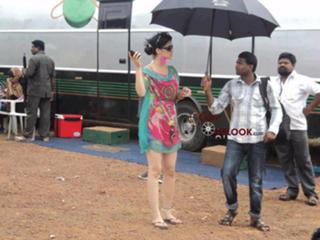Kriti Sanon feet photo thumbnail