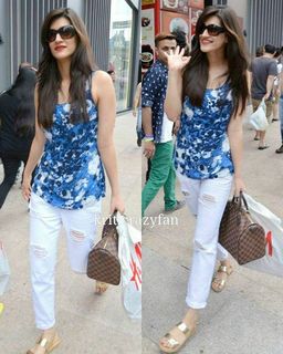 Kriti Sanon feet photo thumbnail