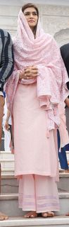 Kriti Sanon feet photo thumbnail
