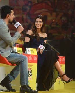 Kriti Sanon feet photo thumbnail