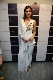 Kriti Sanon feet photo thumbnail