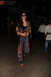 Kriti Sanon feet photo thumbnail