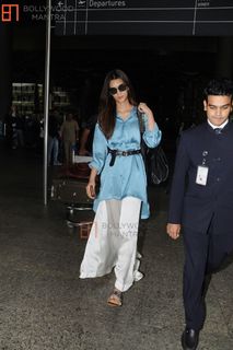 Kriti Sanon feet photo thumbnail