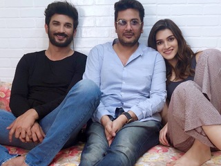 Kriti Sanon feet photo thumbnail