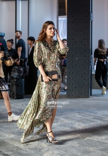 Kriti Sanon feet photo thumbnail