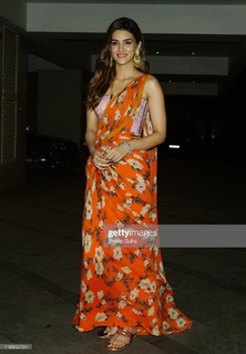 Kriti Sanon feet photo thumbnail