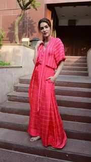 Kriti Sanon feet photo thumbnail