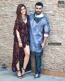 Kriti Sanon feet photo thumbnail