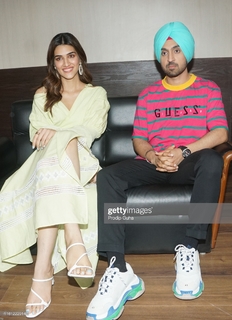 Kriti Sanon feet photo thumbnail