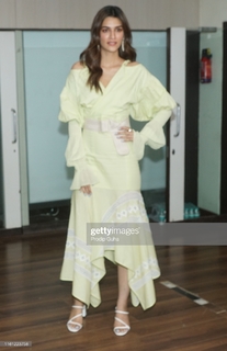 Kriti Sanon feet photo thumbnail