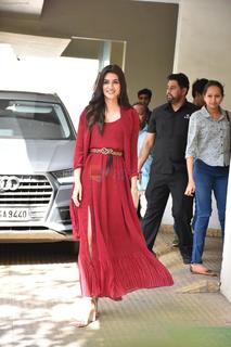 Kriti Sanon feet photo thumbnail