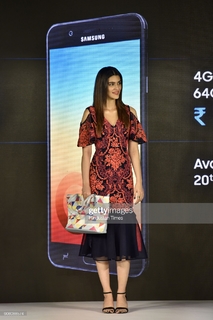 Kriti Sanon feet photo thumbnail