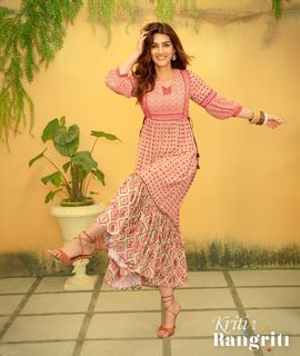 Kriti Sanon feet photo thumbnail