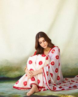 Kriti Sanon feet photo thumbnail