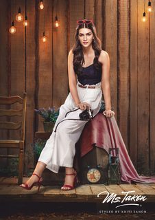Kriti Sanon feet photo thumbnail
