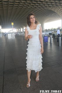 Kriti Sanon feet photo thumbnail