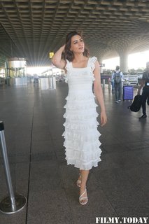 Kriti Sanon feet photo thumbnail