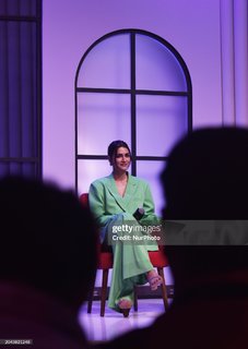 Kriti Sanon feet photo thumbnail
