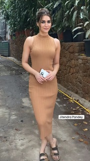 Kriti Sanon feet photo thumbnail