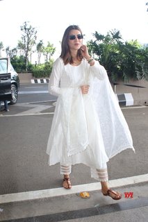 Kriti Sanon feet photo thumbnail