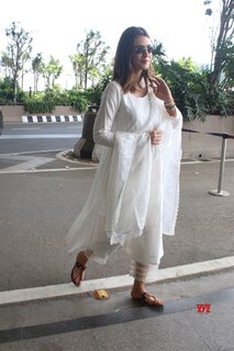 Kriti Sanon feet photo thumbnail