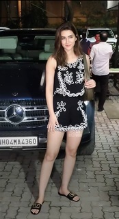Kriti Sanon feet photo thumbnail