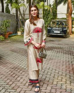 Kriti Sanon feet photo thumbnail