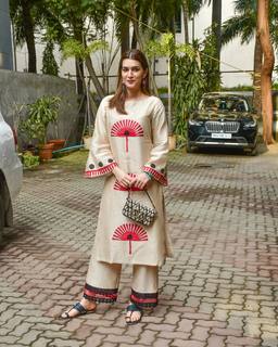 Kriti Sanon feet photo thumbnail
