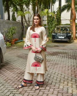 Kriti Sanon feet photo thumbnail