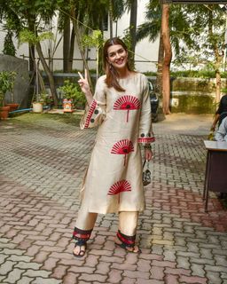 Kriti Sanon feet photo thumbnail