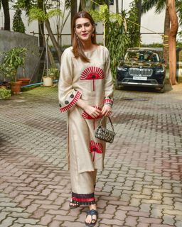 Kriti Sanon feet photo thumbnail