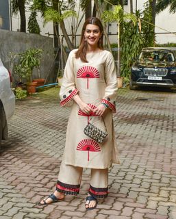 Kriti Sanon feet photo thumbnail