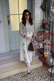 Kriti Sanon feet photo thumbnail