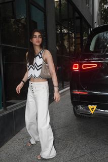 Kriti Sanon feet photo thumbnail