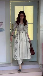 Kriti Sanon feet photo thumbnail