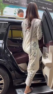 Kriti Sanon feet photo thumbnail