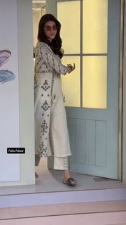 Kriti Sanon feet photo thumbnail