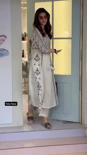 Kriti Sanon feet photo thumbnail