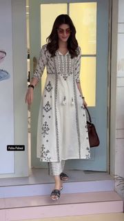 Kriti Sanon feet photo thumbnail