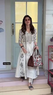 Kriti Sanon feet photo thumbnail