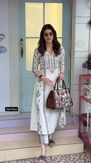 Kriti Sanon feet photo thumbnail