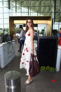 Kriti Sanon feet photo thumbnail