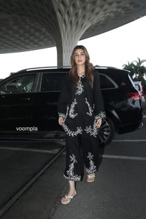 Kriti Sanon feet photo thumbnail