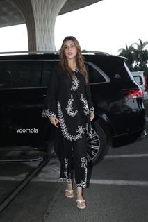 Kriti Sanon feet photo thumbnail