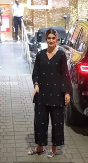 Kriti Sanon feet photo thumbnail